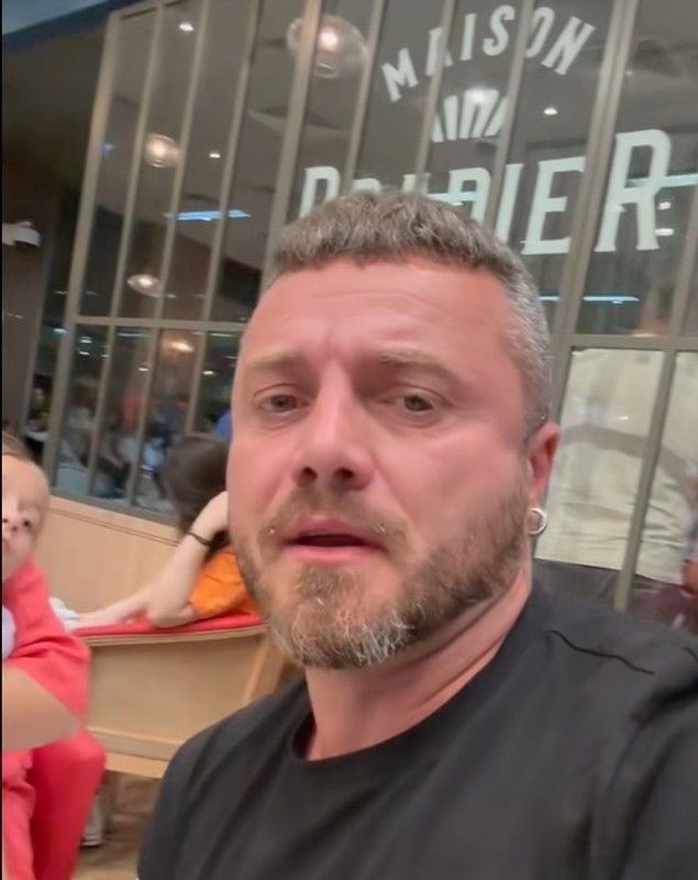 Ce a pățit Tavi Clonda pe Aeroportul Otopeni cu angajatul unui magazin. Soțul Gabrielei Cristea a răbufnit: „Te mai iei și de mine la 5 dimineața”