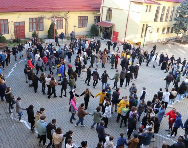 Harta României Mari, formată din sute de elevi ai Liceului Greco-Catolic „Inochentie Micu” Cluj-Napoca, de Ziua Națională