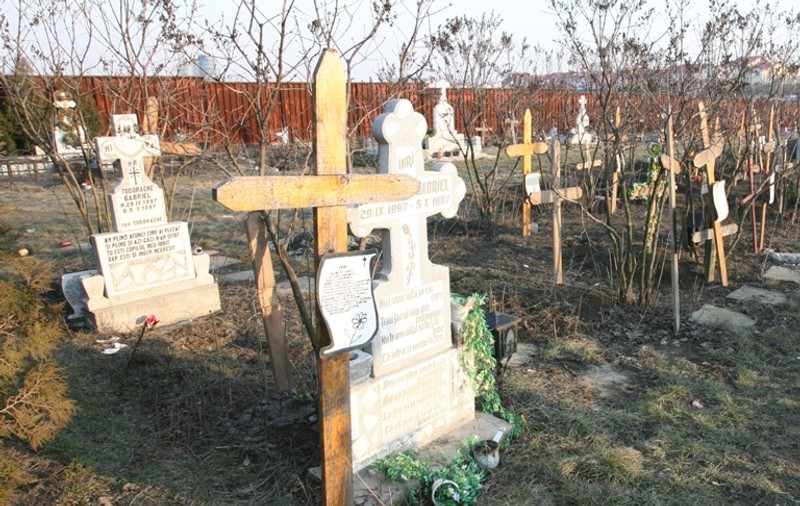 Monumente funerare vandalizate de elevi în judeţul Botoşani