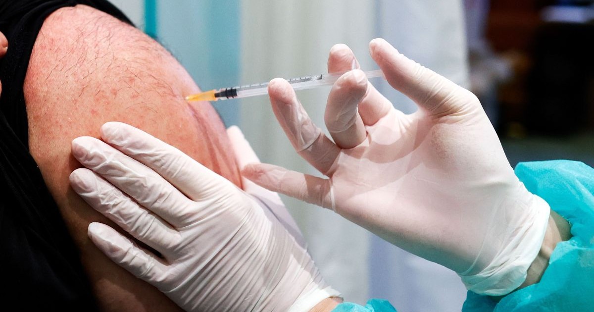 Un medic vaccinează un pacient împotriva coronavirusului, februarie 2022