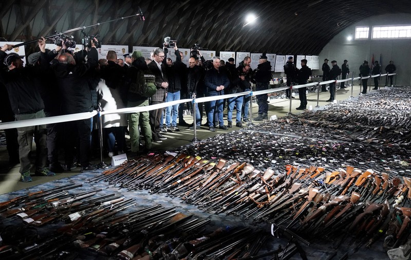 Peste 60 de mii de arme predate de sârbi, la o lună după cele două atacuri. Cercetător în politici de securitate: „Este greu să afli numărul lor total”