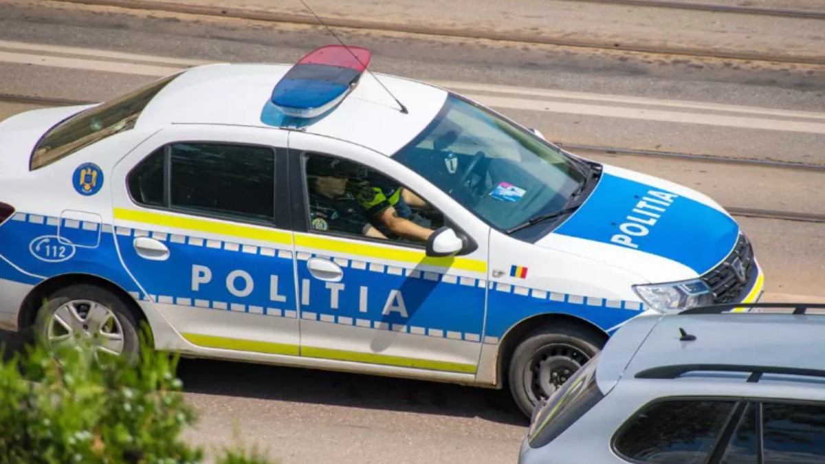 O mașină de poliție în timp ce se deplasează pe șosea