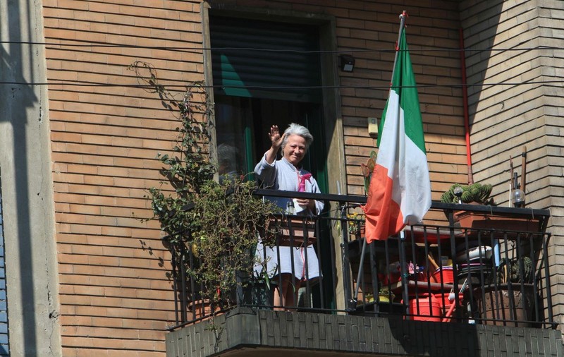 Binecuvântări prin interfon: Un preot italian își vizitează toți enoriașii ținuți în case de lockdown, să se asigure că sunt bine