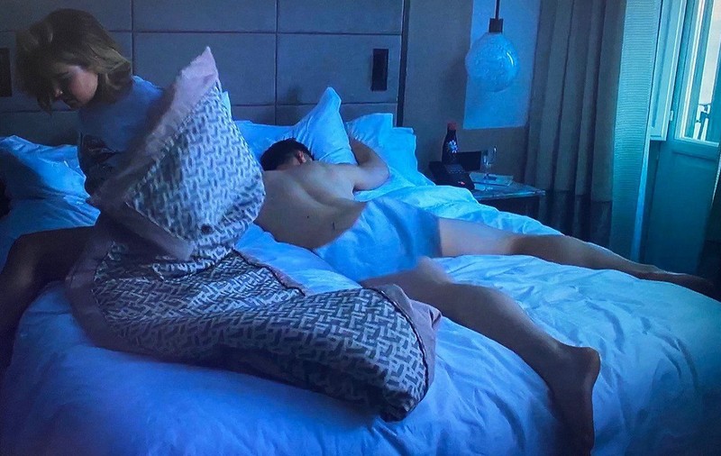 Ultimul episod din White Lotus, cenzurat în Rusia: cearceafuri albe peste fesele actorilor goi, cuvântul „gay” a fost tradus cu „bărbat”