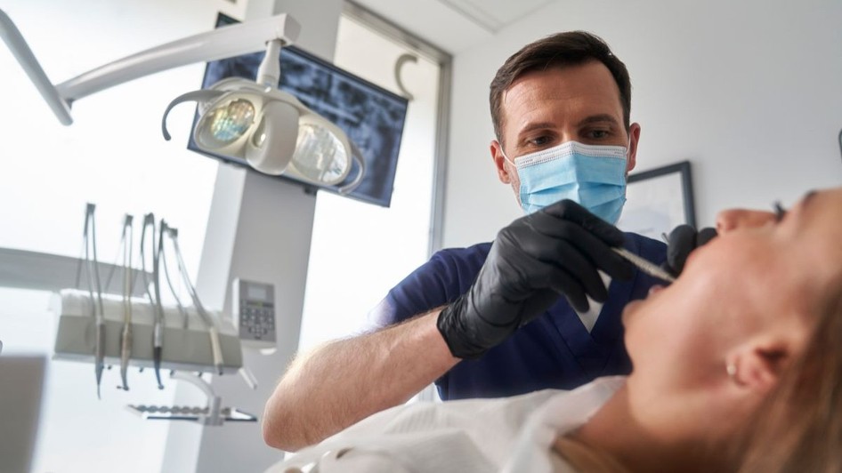 Un dentist examinează dinții unui pacient într-o clinică modernă