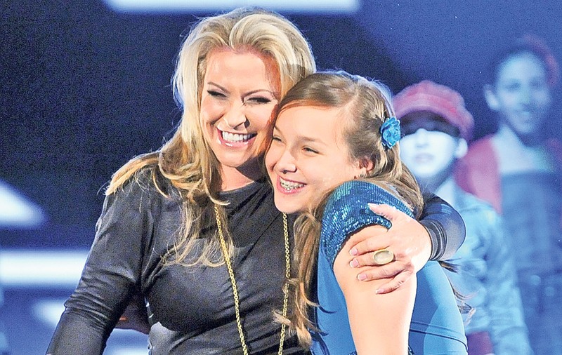 Concurează la «X-Factor» după ce a cântat alături de ABBA, Anastacia şi Olivia Newton John