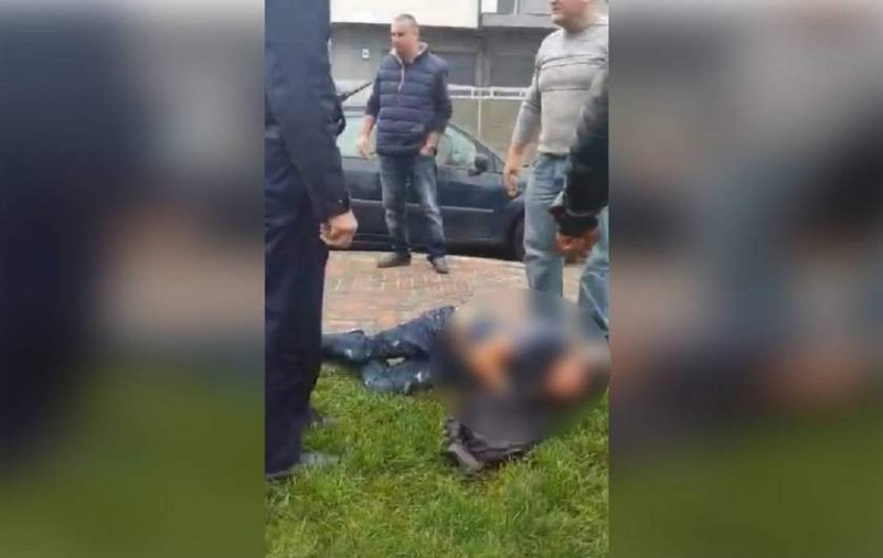 Un copil de 13 ani a înjunghiat un tânăr de 22 de ani în fața unui supermarket din București!