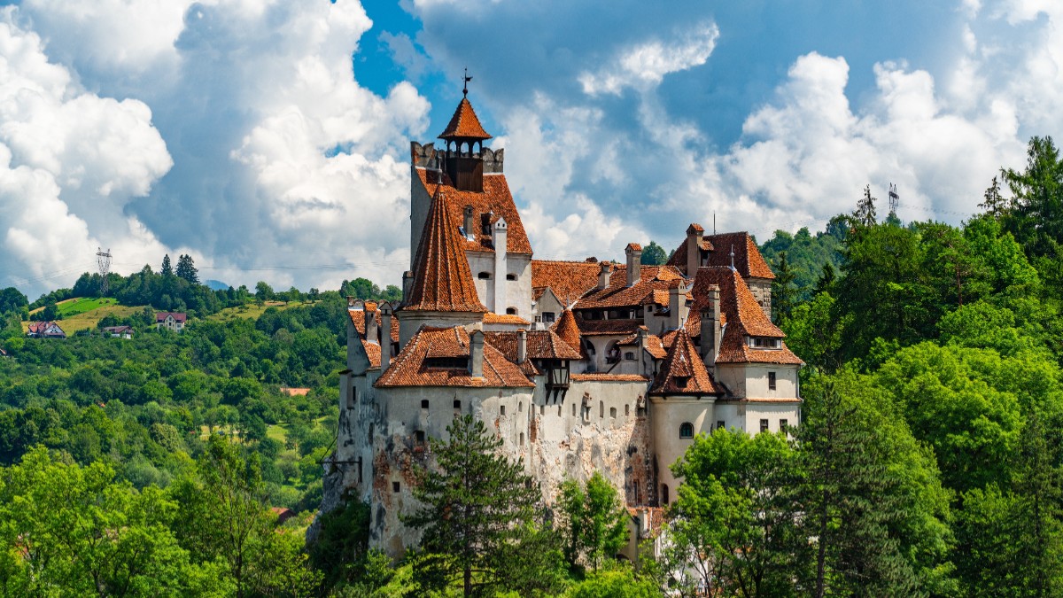 Castelul Bran, cunoscut sub numele de Castelul lui Dracula