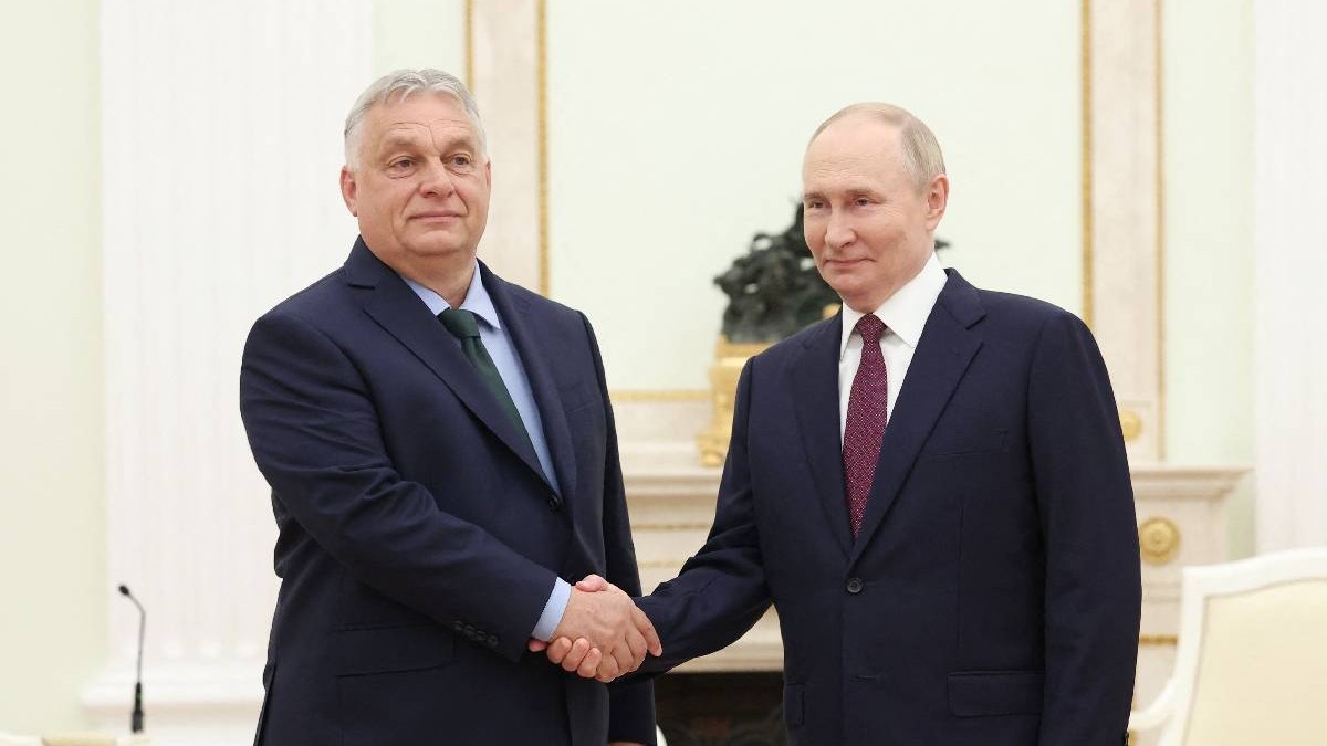 Viktor Orban, în stânga, dă mâna cu Vladimir Putin