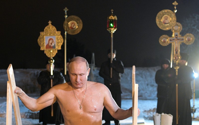 FOTO | Vladimir Putin, la bustul gol. Președintele rus a făcut baie într-un lac