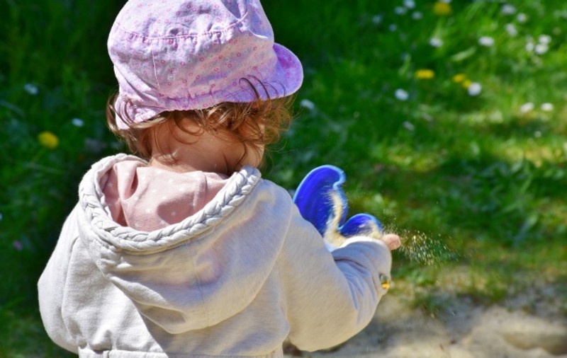 O fetiţă din Arad s-a spânzurat cu gluga de la hanorac. I-a rămas agăţată într-un gard, în timp ce se juca