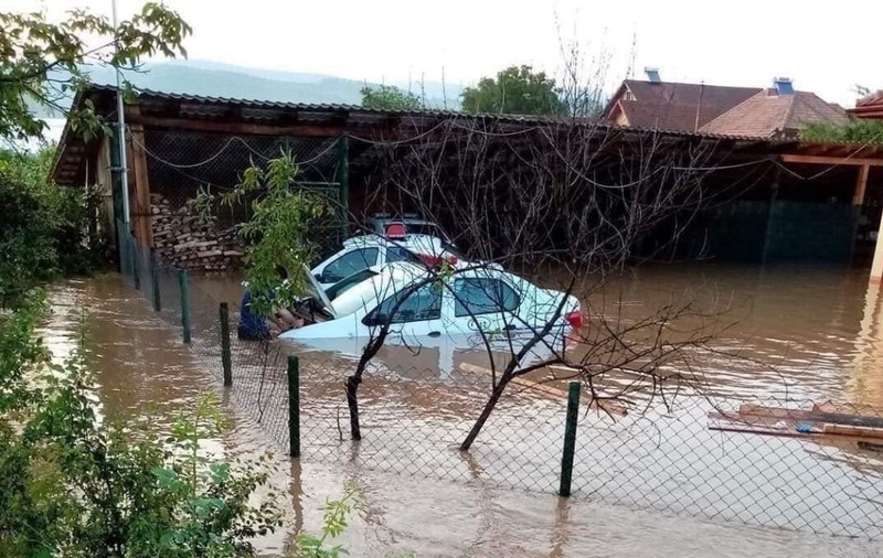 Trei mașini de poliție, inundate în Tismana după o ploaie torențială / FOTO