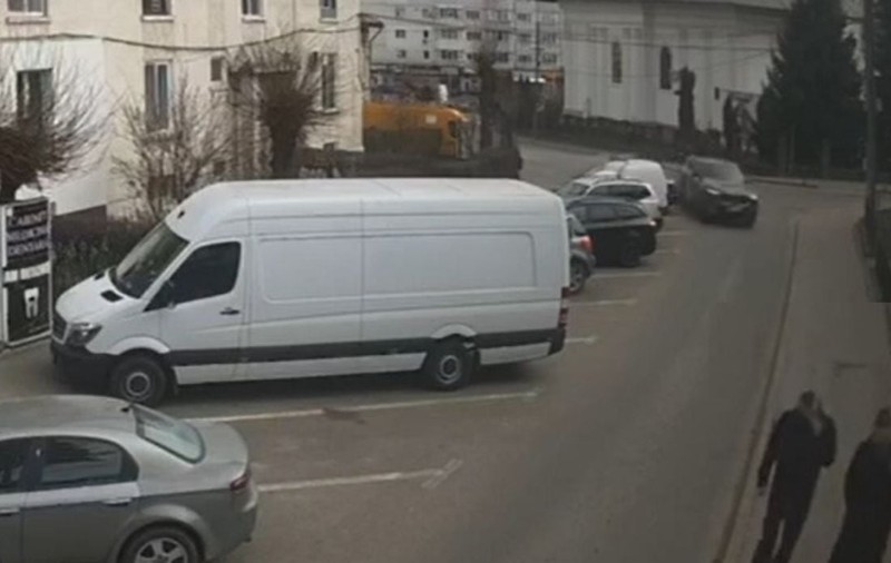 Un șofer de BMW a făcut prăpăd în Fălticeni: a lovit violent doi pietoni nevinovați, care mergeau pe trotuar, și încă doi oameni aflați într-o mașină parcată