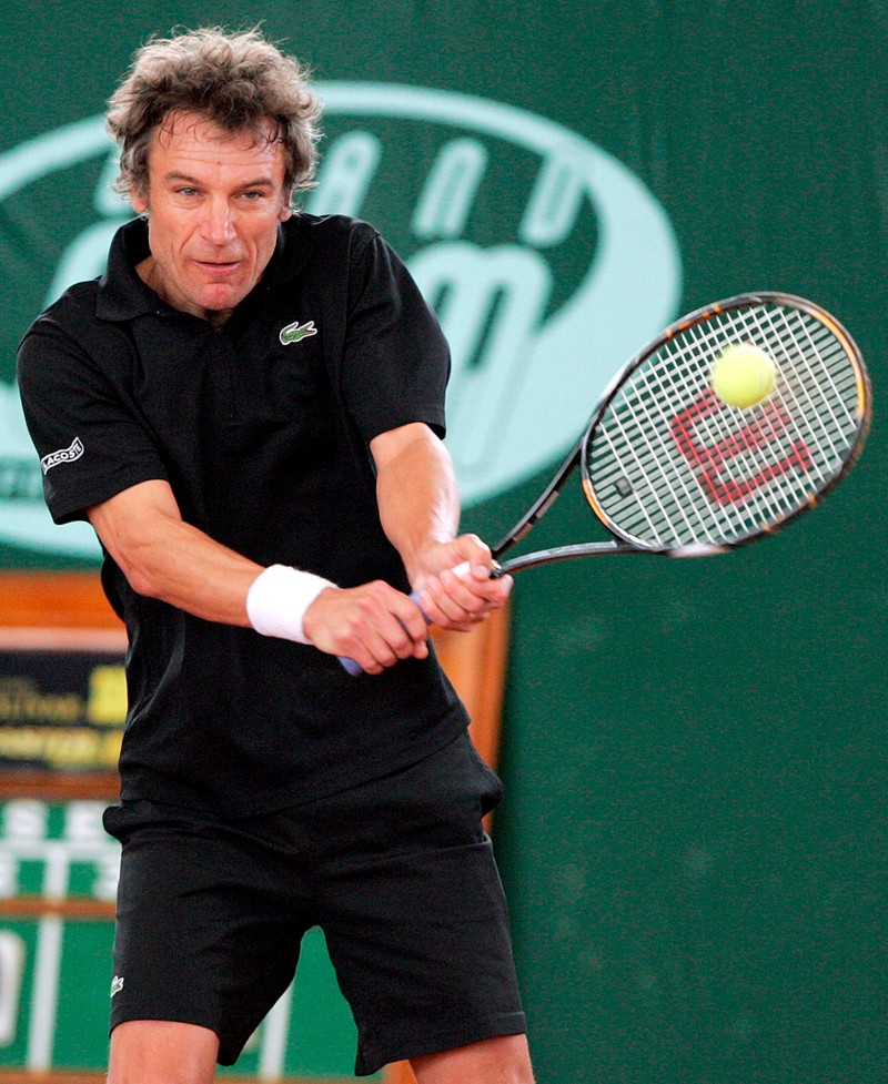 epa01701556 Swedish tennis player Mats Wilander returns the ball to French Yannick Noah during their show match at the Tennis Show 2009 in Bogota, Colombia, 18 April 2009. Wilander won 6-3 and 6-4. EPA/LEONARDO MUNOZ