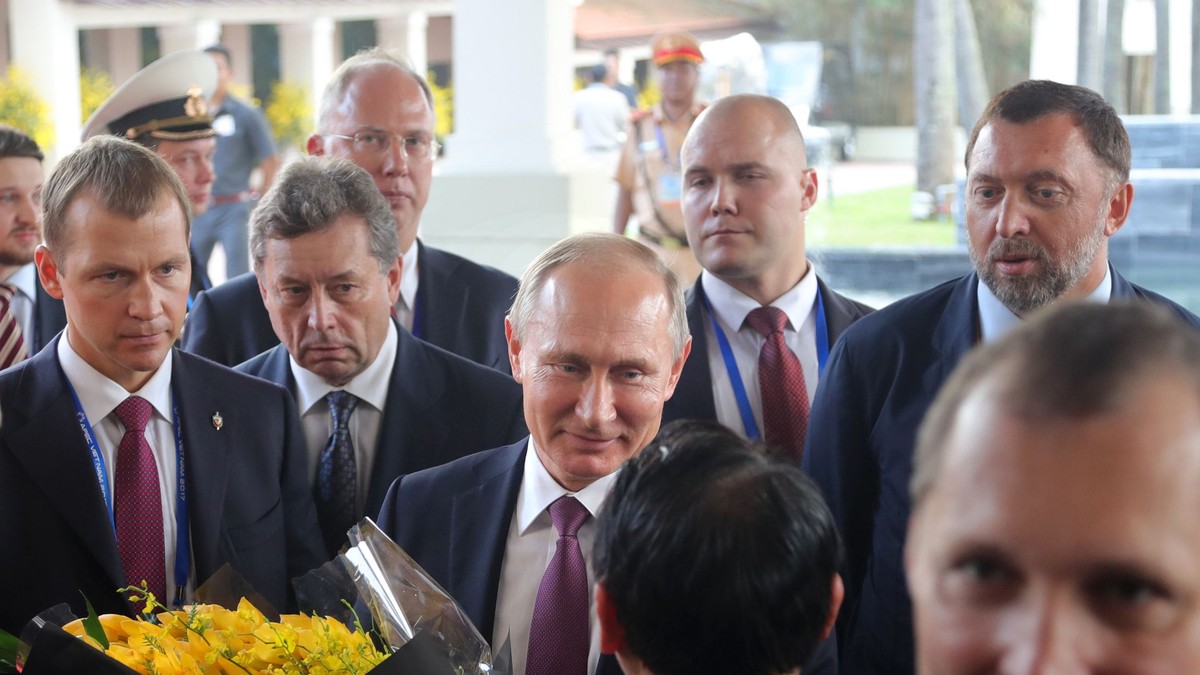 Vladimir Putin (în centrul imaginii), însoțit de oficiali și oligarhi ruși, printre care Oleg Deripaska, în cursul unei vizite în Vietnam Foto: Hepta