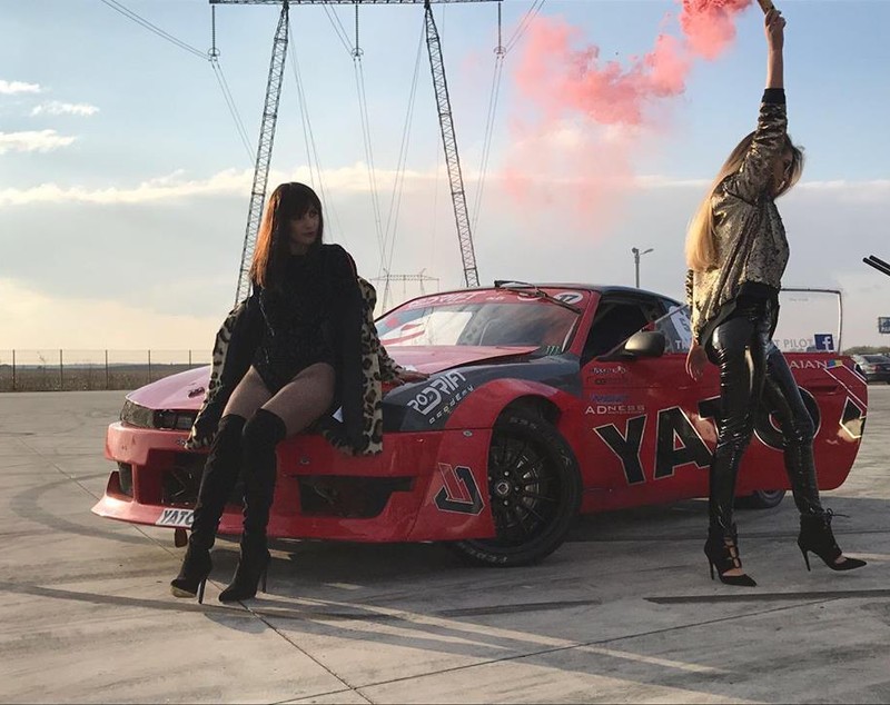 Vicecampionul național la drift, vedetă în ultimul videoclip al lui Ellie White
