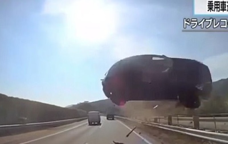 Accident spectaculos în Japonia. Momentul în care o mașină "a zburat" într-un autocar | VIDEO