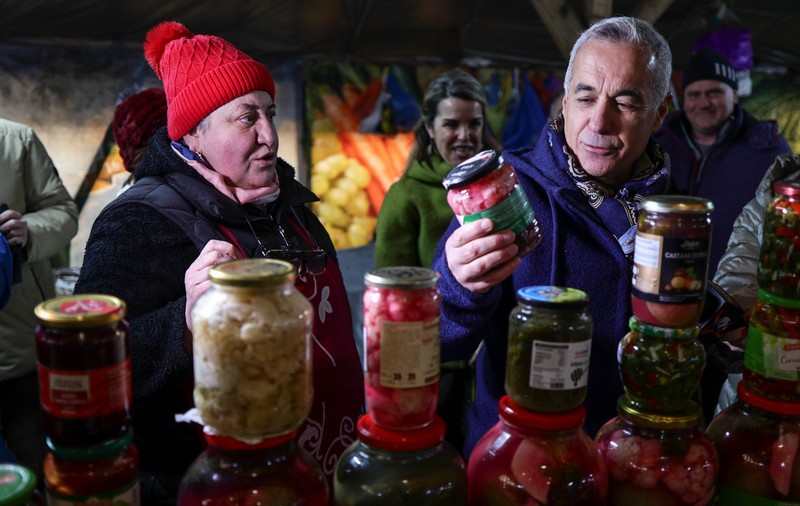 Cum au ajuns piața și supermarketul jucători politici. Florin Dumitrescu, antropolog: „Echipa lui Georgescu instrumentalizează un tip de naționalism banal” | Interviu