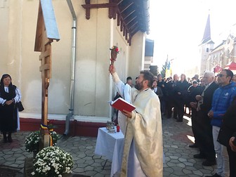 Troiţa este realizată din lemn sculptat şi din marmură. Îl înfăţişează pe Mântuitor, iar la picioarele sale a fost sculptat chipul Părintelui Arsenie Boca. Foto salutfagaras.ro