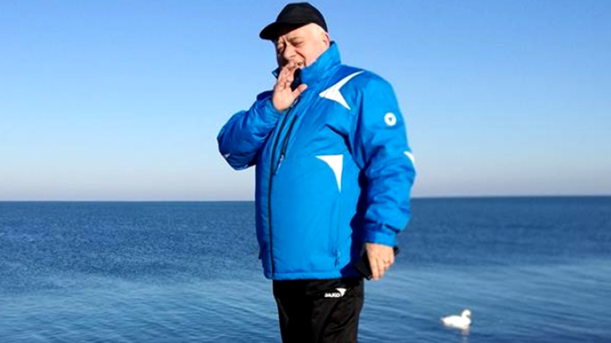 Fostul campion naţional la atletism Dumitru Mihăilescu, găsit mort în Poiana Brașov. Dumitru Mihăilescu, pe malul mării, în trening (bluză albastră și pantaloni negri) și cu o șapcă neagră pe cap