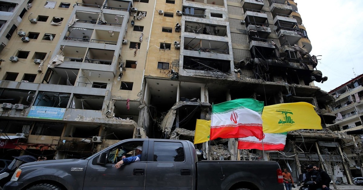 Simpatizanți ai Hezbollah surprinși printre clădiri distruse de bombardamente în sudul orașului Beirut Foto: Profimedia