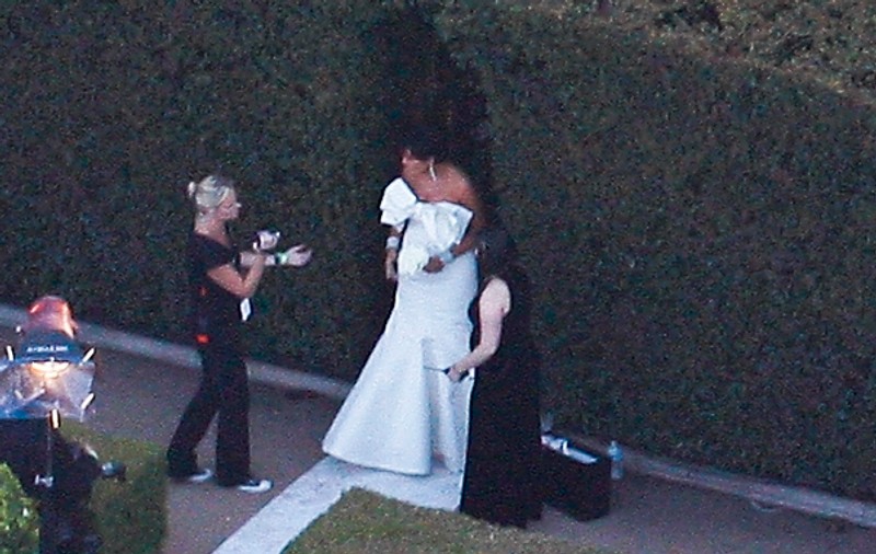 Foto | Câte rochii albe la nunta lui Kim Kardashian! Recunoașteți mireasa?