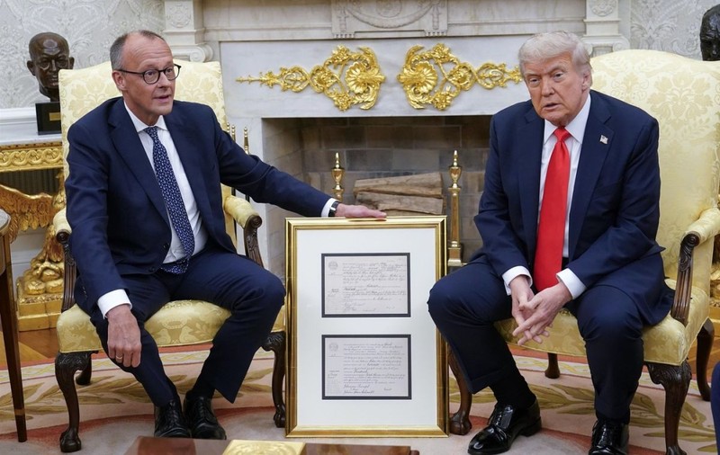 Friedrich Merz s-a întâlnit cu Donald Trump la Casa Albă. Ce cadou i-a făcut cancelarul german