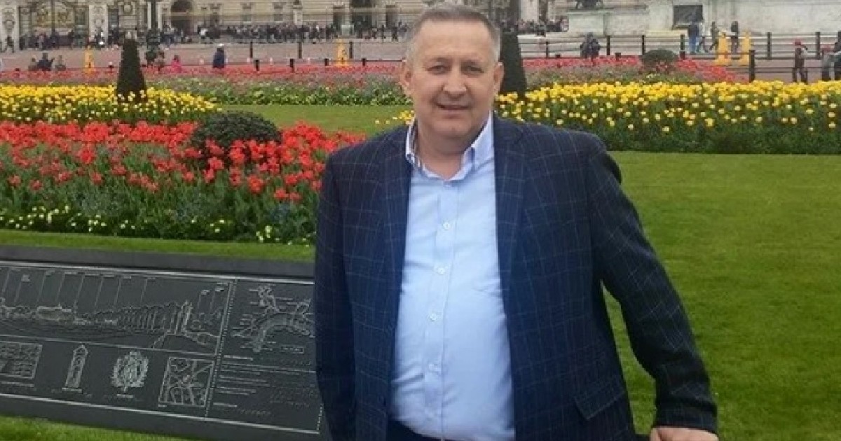 Cristian Anton, șeful ARR, având multe flori în spatele său