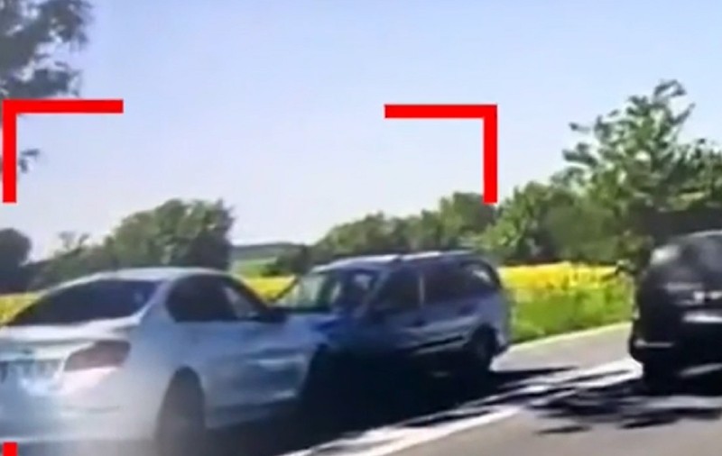 Momentul impactului în accidentul cu 4 morți de pe DN2. Șoferul vinovat, depășire cu BMW-ul pe linie dublă continuă
