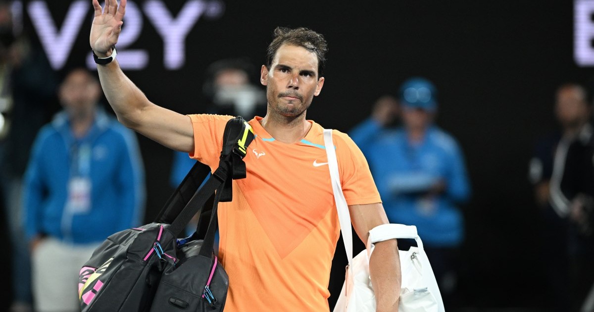 Rafael Nadal părăsește terenul după ce a pierdut meciul împotriva lui Mackenzie McDonald, la Australian Open 2023. Foto: EPA