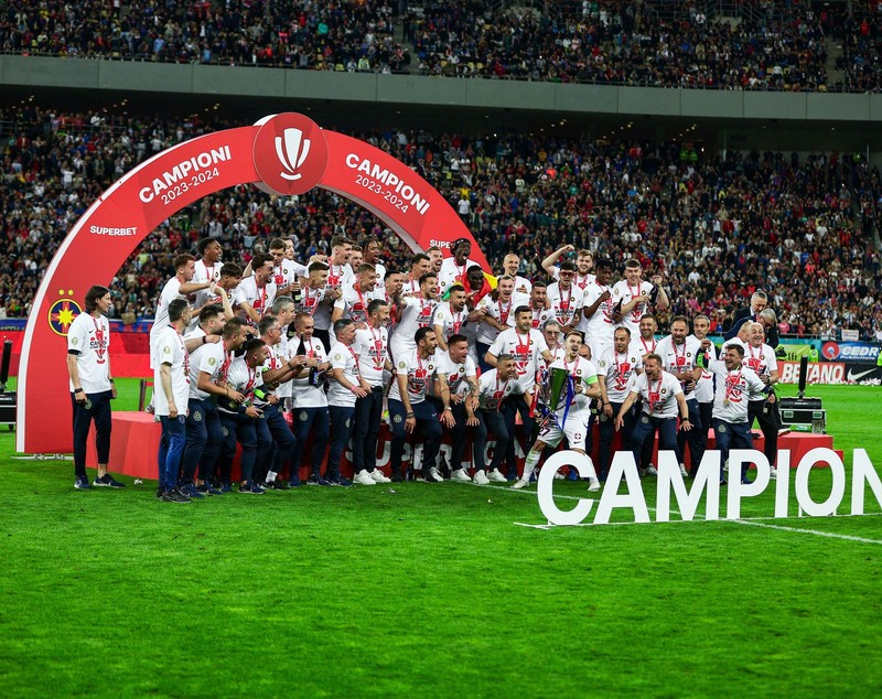 FCSB a primit trofeul de campioană a României în fața a peste 54.000 de spectatori, după ce a pierdut cu CFR Cluj