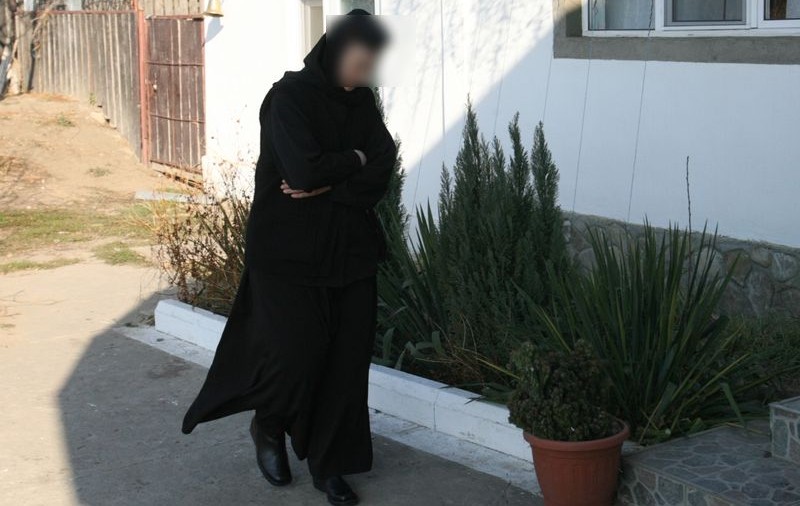 ȘOCANT! O măicuță a fugit de la o mănăstire din Bihor pentru că era BĂTUTĂ cu FURCA de stareță