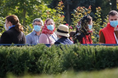 Pelerinii așteptând în fața Catedralei Mitropolitane din Iaşi (foto Profimedia)