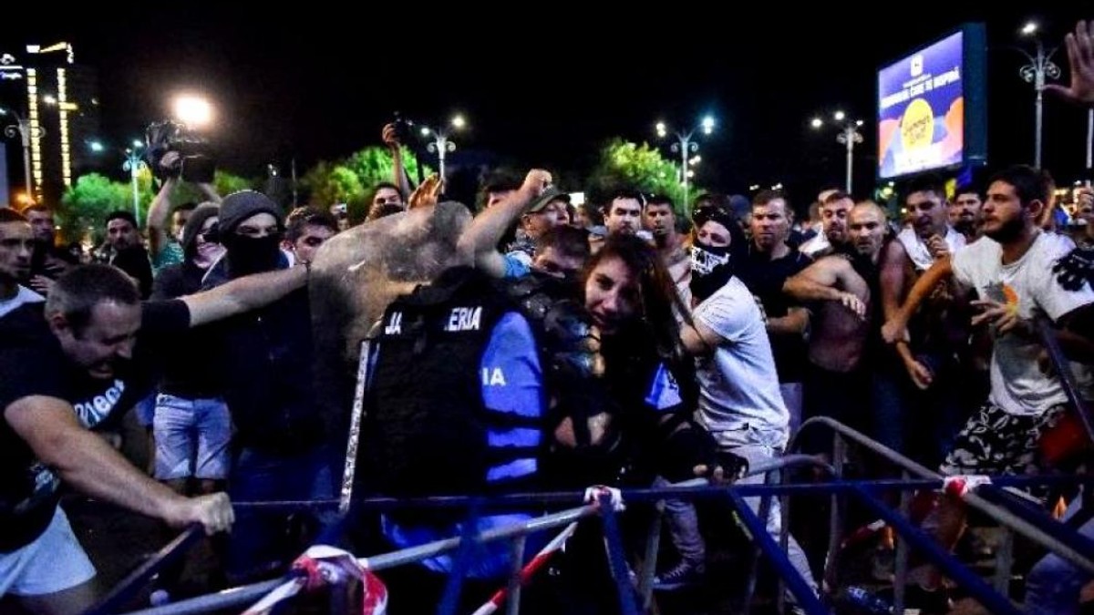 Șapte protestatari au fost trimiși în judecată pentru violențe contra jandarmilor în 10 august