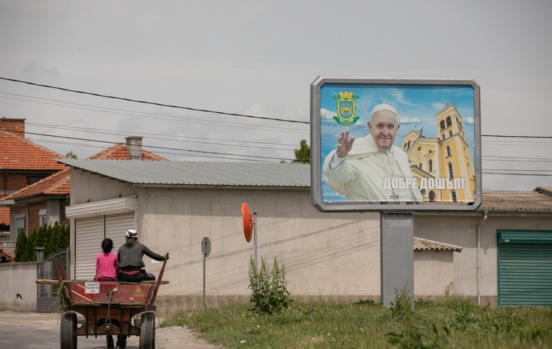 CORESPONDENȚĂ din Bulgaria | Papa vine în Urziceniul vecinilor! Ultimele pregătiri înainte de sosirea Suveranului Pontif la Rakovski, un orășel de doar 17.000 locuitori