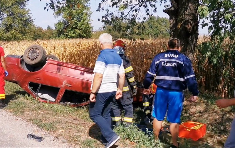 Un băiat de 17 ani a murit, iar alţi doi au fost răniţi, după ce maşina lor a intrat într-un stâlp şi s-a răsturnat, în Neamţ