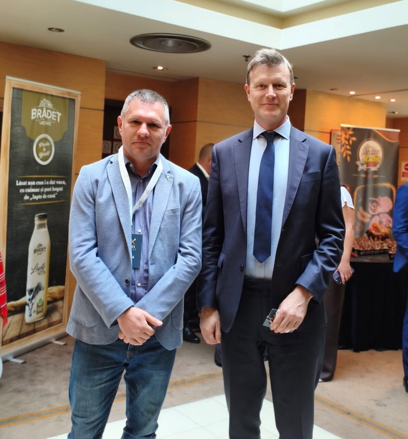 Jurnalistul Denis Grigorescu și ambasadorul Giles Portman