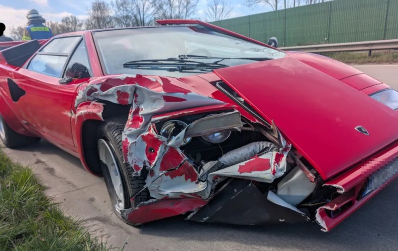 Un șofer de 83 de ani a condus un Lamborghini cu 180 km/h pe autostradă și l-a distrus: 200.000 de euro pagubă