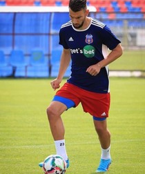 La un antrenament în tricoul Stelei