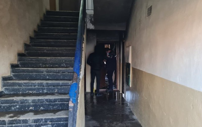Două persoane carbonizate și alta grav rănită, după ce apartamentul lor din comuna ieșeană Vlădeni a luat foc
