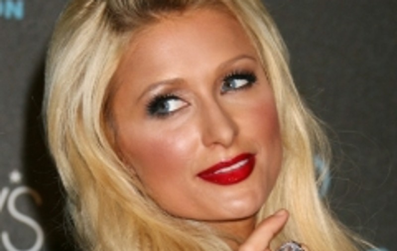 Paris Hilton a deschis deja cadourile de Crăciun