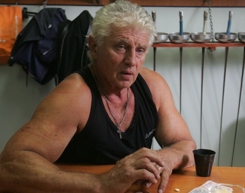 Szobi Cseh preda cursuri si antrenamente de cascadorie, in sala de sporturi a Scolii 22 din Titan, marti 22 iunie 2010.