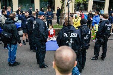 Polițiștii au supravegheat manifestanții din Berlin FOTO: EPA-EFE/CLEMENS BILAN