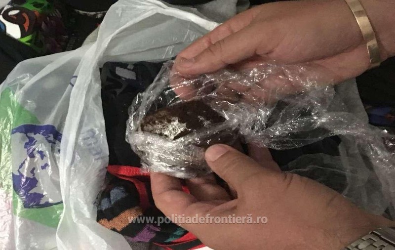 Un italian a fost prins cu droguri în Aeroportul Otopeni. Bărbatul a prezentat un buletin fals / FOTO&VIDEO