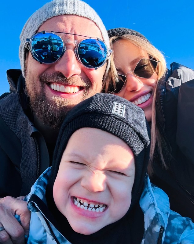 Reacția lui Dani Oțil atunci când a aflat că fiul lui a avut „playdate” cu o fetiță. „Stați că mi s-au înmuiat picioarele”