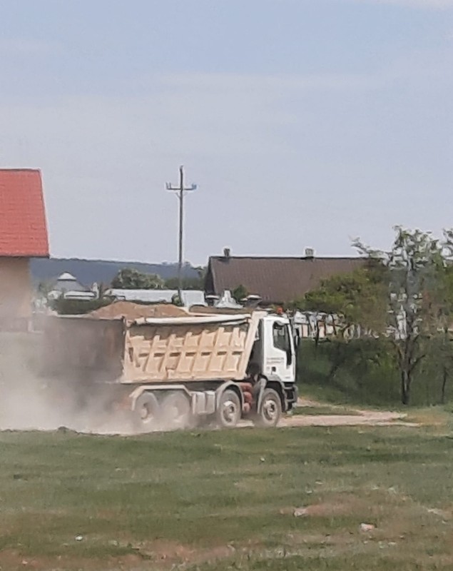 O firmă care a câștigat consolidarea unui pod în Suceava este aceeași care a fost filmată de localnici când ridica balast de sub pod