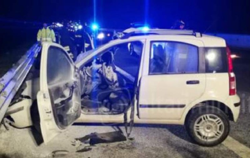 Un tir românesc a spulberat un autoturism în care se afla o familie de italieni. Autoturismul a luat foc