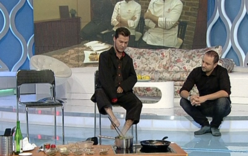 Tânărul care GĂTEŞTE ŞI PICTEAZĂ CU PICIOARELE! Măruţă a rămas uluit