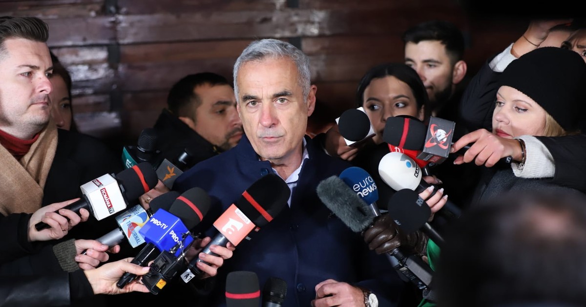 Călin Georgescu a chemat presa la poartă și a spus că nu răspunde la întrebări. Foto: Dumitru Angelescu / Libertatea