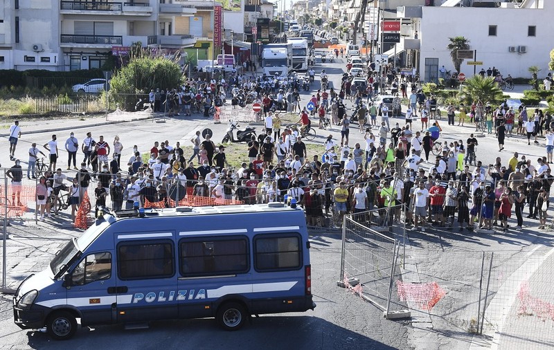 GALERIE FOTO  |  Zeci de cetățeni străini, infectați cu COVID-19, au încercat să fugă din carantină, în Italia. S-a cerut intervenția armatei